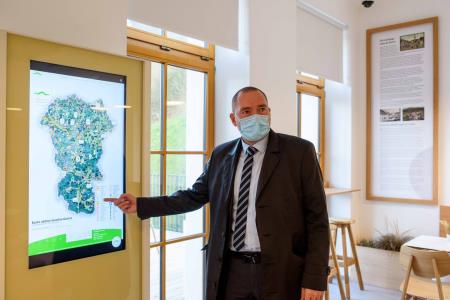 Hišo kranjske čebele v Višnji Gori obiskal minister za kmetijstvo 3